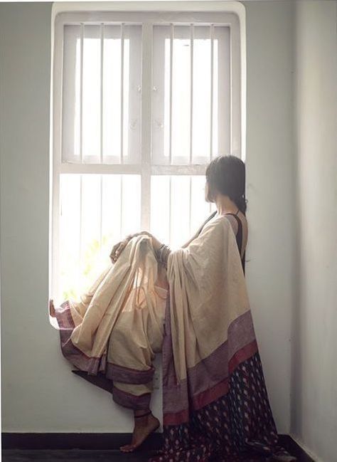 Saree Poses, Vintage Photoshoot, Indian Fashion Saree, Indian Photoshoot, Self Portrait Poses, Saree Photoshoot, Photography Posing Guide, Stylish Photo Pose, Fashion Photography Poses