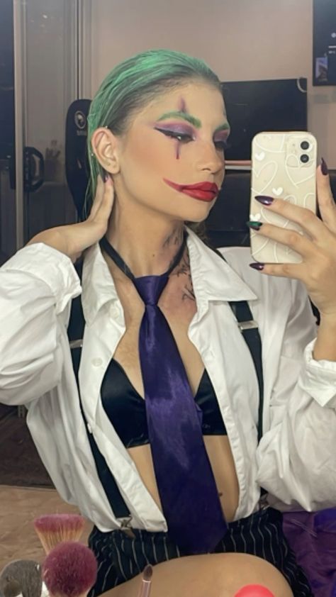 Masc Halloween Costumes Women, Woman Joker Makeup, Travestimento Halloween, Women Joker Costume, Halloween Costumes Curly Hair, Joker Couple Costume, Halloween Costumes Suit, Girl Joker Costume, Joker Halloween Costumes Female