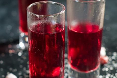 This drink is not for the kids! Learn how to make a boozy Kool Aid shot drink with one of these fruity (and easy) recipes. They're perfect for a party. Cinnamon Schnapps, Michelada Recipe, Shooter Recipes, Spicy Cocktail, Coctails Recipes, Bay Breeze, Cocktail Shots, Vodka Shots, Jungle Juice