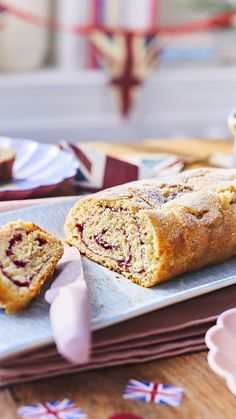 Roll on the Jubilee bank holiday 🥳 we can't wait for a 4-day weekend of fun, sun and street parties packed full of nostalgic treats! The classics are the classics for a reason and we whole-heartedly approve the comeback of the Jam Roly Poly for the occassion (we're pretty sure the Queen will too! 👑) Jam Roly Poly Recipe, Jam Roly Poly, Food Dessert Recipes, The Comeback, Healthy Vegan Snacks, Cross Buns, Roly Poly, Risotto Recipes, Food Dessert