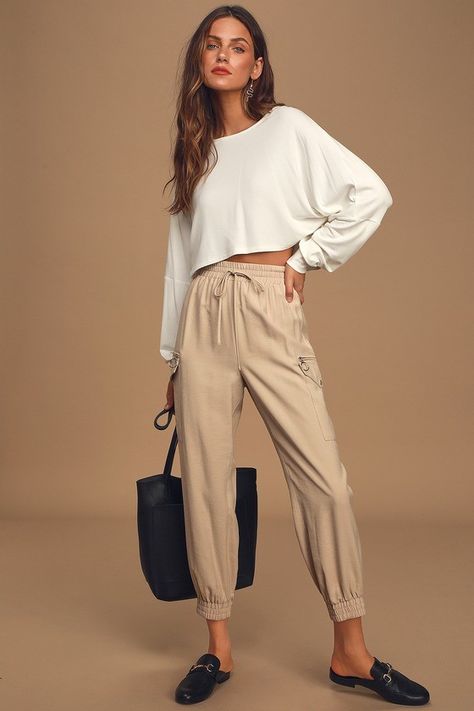 How To Wear Joggers (Without Looking Sloppy) | Fit Mommy In Heels Joggers Outfit Women, How To Wear Joggers, Drawstring Pants Outfit, Tapered Pant, Jogger Pants Outfit, Beige Cargo, Look Zara, Pants Jogger, Quoi Porter