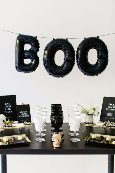 White Halloween Party, Halloween Cocktail Party, Halloween Decor Diy, Minimalist Halloween, Halloween Tablescape, Halloween Party Dinner, Spooky Halloween Party, Halloween Balloons, Chic Halloween