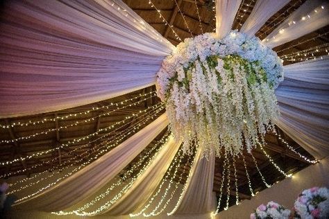 Champagne Wedding Themes, Floral Chandelier Wedding, Red Quinceanera Ideas, Drop Ceilings, Ceiling Drapes, Sweet 15 Party Ideas Quinceanera, Roof Decoration, Wedding Ceiling, Starry Night Wedding