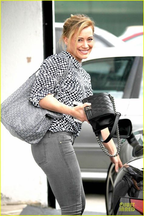 Hilary Duff Wears Grey Skinny Jeans to Show Off Fit Figure Cadet Kelly, Lizzie Mcguire Movie, Lux Life, Hillary Duff, Figure Photo, Hilary Duff, Big Bags, Just Jared, Weekend Wear