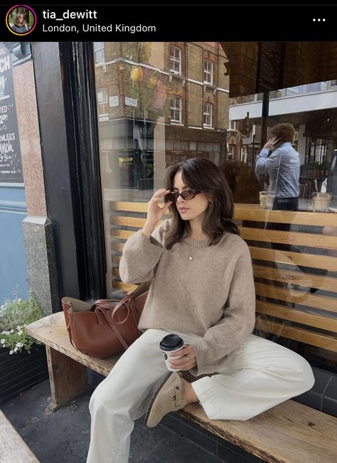 Outfit With Brown Bag, Sunny Autumn Outfit, Brown Birkenstock Outfit, Brown Bag Outfit, Cyme Bag, Outfits 40s, Boston Clogs Outfit, Uniqlo Trousers, Coffee Shop Outfit