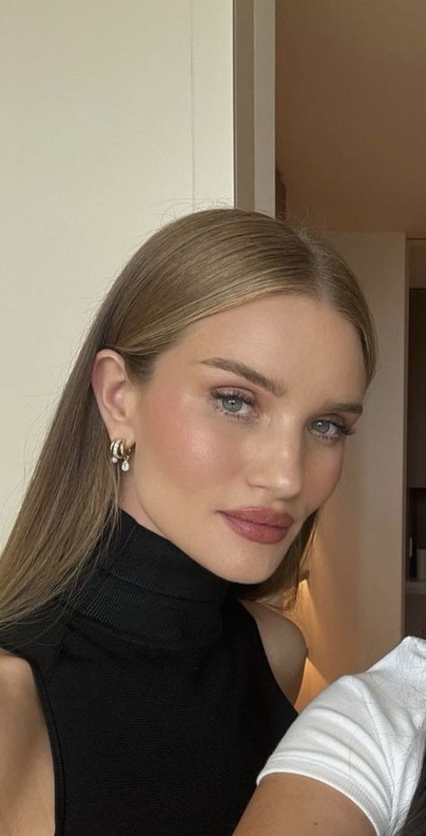 Rosie Huntington Whiteley Earrings, Rose Huntington Whiteley Makeup, Rosie Hw Hair, Blond Hair Trends 2023, Rosie Huntington Makeup, Rosie Huntington Whiteley Nails, Rosie Huntington Whiteley 2023, Rosie Huntington Whiteley Hair Color, Rose Huntington Whiteley Hair