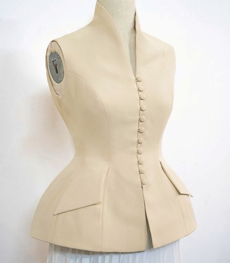 Blazer Ideas Women, Jacket Dress For Women, Unique Blazer, Blazer Pattern, Sleeveless Blazer, Outfit Inspired, Blazer Jackets For Women, Vintage Outfit, Womens Jackets