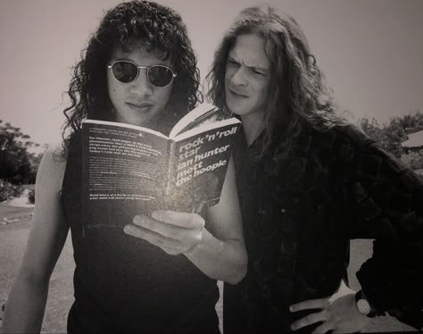 Kirk Hammett & Jason Newsted Metallica Ride The Lightning Photoshoot, Kirk Hammett And Jason Newsted, Jason Newsted And Kirk Hammett, Kirk Hammett Black And White, Metallica Black And White, Jason Metallica, Metallica 1986, Ross Halfin, Kirk Metallica