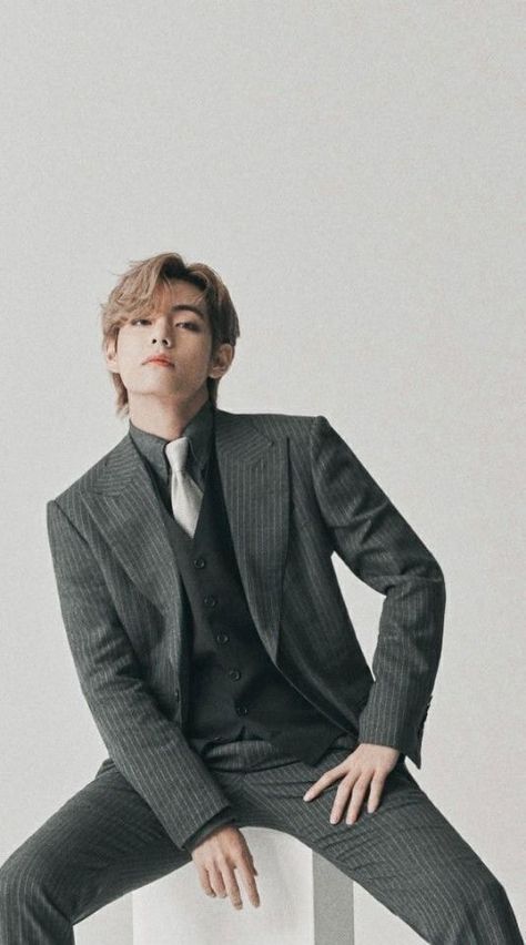 kim taehyung Taehyung Photoshoot, Grey Outfit, Kim Taehyung Wallpaper, Gray Suit, Fan Fiction, V Taehyung, Foto Bts, Bts V, Bts Taehyung