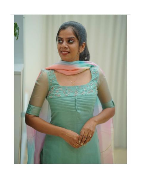 Kurta Designs Neckline Style, Rectangle Neck Designs Kurti, Chudithar Front Neck Design, Churidar Neck Designs Latest Fashion, Silk Churidar Designs, Simple Chudidhar Neck Designs, Salwar Neck Designs Neckline, Chudidhar Back Neck Designs, Salwar Neck Designs Pattern