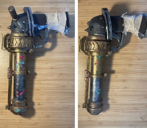 Jinx's mini gun from the show Arcane #arcane #jinx #powpow #cosplay Arcane Diy Crafts, Jinx Props, Arcane Diy, Powder Cosplay, Cosplay Jinx, Arcane Cosplay, Bleaching Clothes, Jinx Cosplay, Arcane Jinx