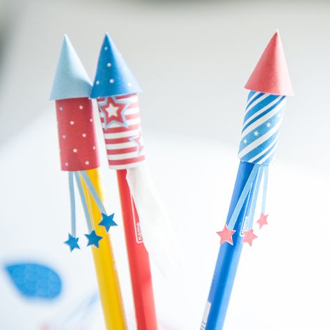 10 Bonfire Night Craft Ideas - Elf On The Shelf UK Pencil Topper Crafts, Firework Rocket, Monogram Stencil, Pen Toppers, Toppers Diy, Diy Pencil, Handmade Charlotte, Washi Tape Diy, Diwali Craft