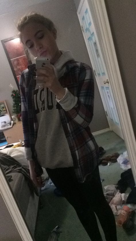 Sweatshirt Under Flannel, Hoodie Under Flannel, Flannel Over Hoodie, Hipster Outfits, 2022 Fashion, Winter Outfits, Mirror Selfie, Sweatshirts, How To Wear