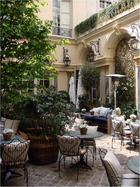 Ralph’s Restaurant, Saint-Germain des Prés | American cuisine in Paris. Open for lunch, afternoon coffee, and dinner Courtyard Restaurant, Restaurant Paris, Outdoor Cafe, Tables And Chairs, Paris Restaurants, Garden Lovers, Dream Decor, Outdoor Rooms, Architectural Digest