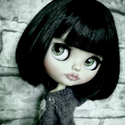 Blythe Dolls Black Hair Green Eyes, Short Black Hair Pfp, Blythe Dolls Short Black Hair, Blythe Dolls Black Hair, Black Hair Bangs, Black Hair Green Eyes, Doll Drawing, Short Bangs, Doll Aesthetic