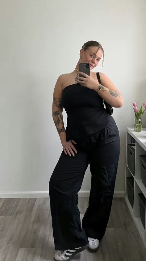 27 gorgeous outfits you can rock if you have big thighs 4 All Black Night Out Outfit Midsize, Plus Size Going Out, Club Outfit Midsize, Mid Size Streetwear, Mid Size Outfits Night Out, Oversized Tshirt Outfit Plus Size, Sommer Outfit Inspo, Big Thighs Outfit, Outfits Simples