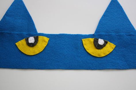 We LOVE Pete the Cat. Make your very own Pete the Cat costume headband for play and learning. Wear your headband while you play and learn with  activities  inspired by Eric Letwin’s books! affiliate links Um… Hi Pete the Cat.  I just want to say, “I LOVE your shoes!” And I want to be just … Pete The Cat Headband, Diy Pete The Cat Costume, Pete The Cat Costume, Theme Costumes, Book Characters Dress Up, Characters Costumes, Dress Up Storage, Book Character Day, Pete The Cats