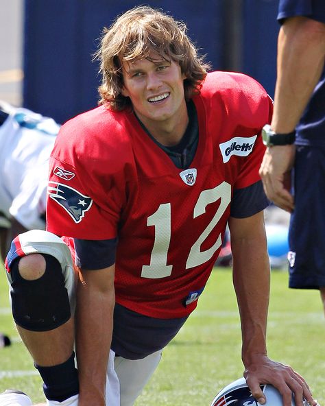 This is what your hair looks like if you have a supermodel wife. Tom Brady, Patriots quarterback. Tom Brady Aesthetic, Tom Brady Long Hair, Messy Model, Tom Brady Patriots, Men Blonde Hair, Buccaneers Football, New England Patriots Football, Old Hairstyles, Patriots Football