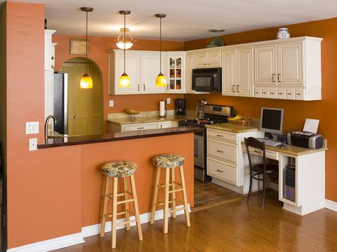 color Burnt Orange Kitchen, Orange Kitchen Walls, Small Kitchen Makeovers, Orange Kitchen Decor, Best Kitchen Colors, Two Tone Kitchen Cabinets, Kitchen Walls, Kitchen Wall Colors, Granite Countertop