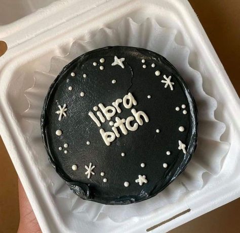 Small Birthday Cakes, Black Cake, Funny Birthday Cakes, Mini Cakes Birthday, Creative Birthday Cakes, Simple Birthday Cake, Bday Cake, Pretty Birthday Cakes, Cute Birthday Cakes