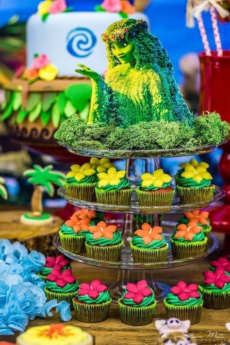 Moana Veggie Tray, Moana Fruit Platter, Moana Table Set Up, Moana Desserts, Moana Dessert Table, Moana Centerpieces Ideas, Disney Moana Birthday Party, Moana Cupcake, Moana Birthday Party Theme