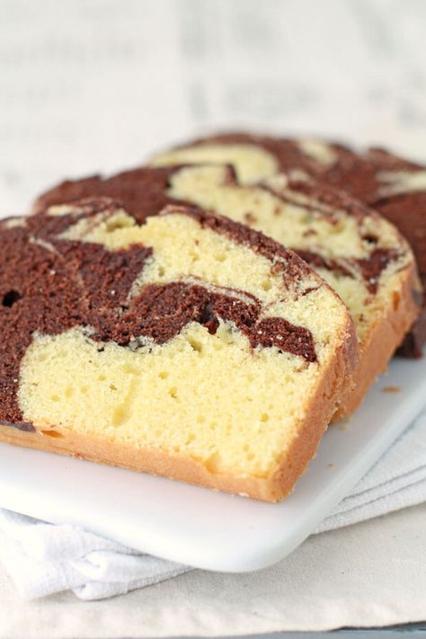 Chocolate and vanilla marble pound cake is the best marble cake recipe for-afternoon tea and makes a great snacking cake Sweet Crackers, Anna Olsen, Marble Loaf, Marble Pound Cake, Marble Cake Recipe, Easy Pound Cake, Moist Pound Cake, Anna Olson, Marble Cake Recipes