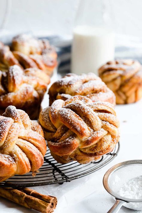 Christmas Cinnamon Buns, Sweet Brioche Buns, Cinnamon Twists Recipe, Cinnamon Bun Recipe, Cinnamon Twists, Anna Banana, Cinnamon Butter, Sweet Buns, Sweet Rolls