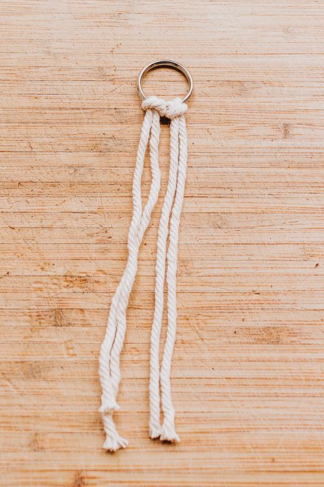 Macrame Kids Projects, Simple Macrame Keychain Tutorial, Yarn Keychain Diy Easy, Macrame Key Chains Tutorials, Macrame Key Chains Diy, How To Make Macrame Keychains, Macrame Keyring Tutorial, Macrame Keychain Diy Easy, Diy Macrame Keychain Tutorials