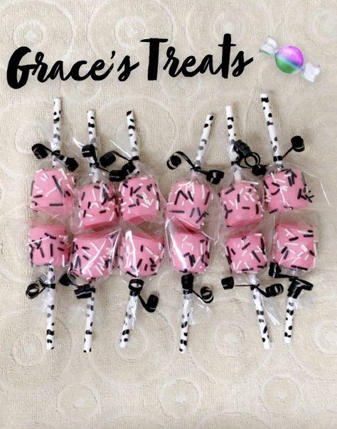 Cow Theme Candy Table, Cow Print Candy Table, Pink Cow Print Decorations, Pink Cowgirl Baby Shower Theme, 4ever Moody Birthday Theme, Cow Themed Birthday Party, Cowgirl Baby Shower Theme, Cow Print Cakes, Cow Baby Shower Theme