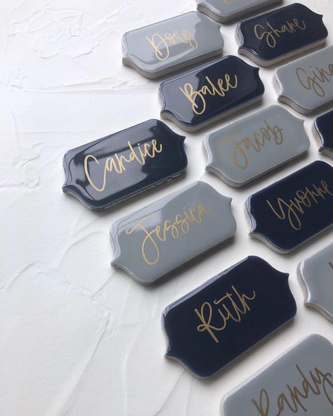 Cricut Name Cards, Ceramic Place Cards, Cricut Place Cards, Tile Place Cards, Diy Place Settings, Slate Wedding, Wedding Name Tags, Flourish Calligraphy, Dark Wedding Theme