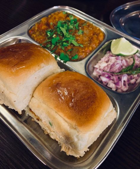 Pav bhaji Pav Bhaji Snapchat Story, Pav Bhaji Snap, Pav Baji, Paw Bhaji, Pav Bhaji Recipe, Indian Fast Food, Indian Dress Up, Blur Picture, Eating Food Funny