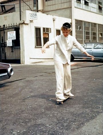 Katharine Hepburn on wheels Katherine Hepburn, Hepburn Style, Katharine Hepburn, White Suit, Julia Roberts, Famous Faces, Looks Style, Audrey Hepburn, Hollywood Stars