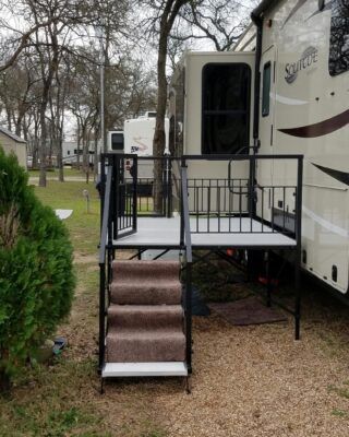 Rv Deck Ideas Diy, Portable Rv Deck, Diy Rv Porch, Rv Front Door Ideas, Rv Steps Ideas Diy, Diy Camper Porch Ideas, Diy Rv Deck, Rv Decks Porches, Rv Porches And Decks Diy