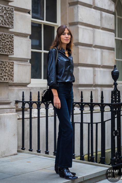 Alexa Chung by STYLEDUMONDE Street Style Fashion Photography What To Wear To London, Fashion Week After Party, Daily Alexa Chung, Alex Chung, Botas Western, Alexa Chung Style, Comfy Fall Outfits, Chica Cool, London Fashion Weeks