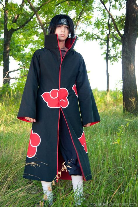 Itachi blahblahblah Uchiha by proSetisen on DeviantArt Akatsuki Outfit, Itachi Uchiha Cosplay, Manto Akatsuki, Akatsuki Cloak, Akatsuki Cosplay, Itachi Cosplay, Naruto Cosplay Costumes, Naruto Costumes, Naruto Merchandise