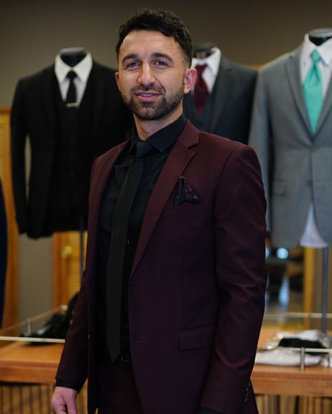 Want a genuinely sophisticated and daring style? Wear your burgundy suit with a black shirt.  The black and the dark red colors complement each other amazingly well. They bring out the deep hues in each other and hit a perfect balance of tone. A black-tie is top-notch if you are looking to dress up your black shirt and burgundy or maroon suit.
Whether you opt for a necktie or a bow tie, there is nothing suaver than a black tie on a black shirt. It is one of the sleekest styles out there. Maroon Suit With Black Shirt, Marron And Black Suit, Burgundy Suit With Black Shirt, Burgundy Suit Black Shirt, Dark Maroon Suit Men, Black Suit Dark Red Tie, Black Suit Maroon Tie, Black And Maroon Suit, Black Suit Burgundy Tie