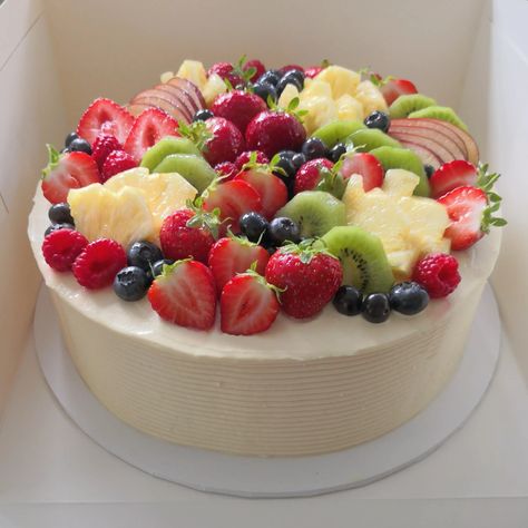 Mango And Strawberry Cake, Mango Whipped Cream, Mango And Strawberry, Whipped Cream And Strawberries, Fruit And Cream, Fruits Cake, Cream And Strawberries, Fresh Fruit Cake, Fruit Cakes