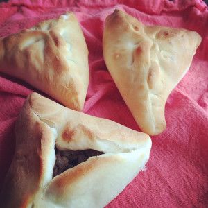 Sfeeha Recipe, Lebanese Meat Pies, Lebanese Dishes, Lebanon Food, Mediterranean Foods, Meat Pie Recipe, Pie Dough Recipe, Lebanese Wedding, White Bread Recipe