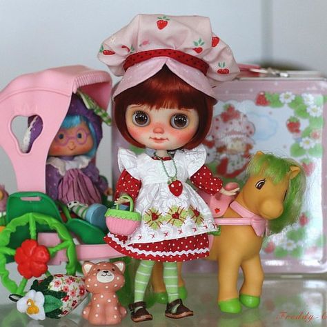 Custom Strawberry Shortcake Doll, Cool Art Pieces, Strawberry Shortcake Friends, Middie Blythe, Strawberry Aesthetic, Ever After Dolls, Product Art, Strawberry Shortcake Doll, Vintage Strawberry Shortcake