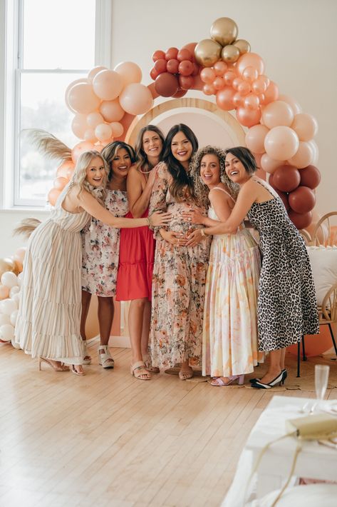 Baby Shower Group Photo, Baby Shower Shoot Photo Ideas, Baby Shower Photoshoot Ideas, Boho Baby Shower Dress, Baby Shower Poses, Baby Shower Photography Poses, Baybee Shower, Boho Gender Reveal Party, Boho Gender Reveal