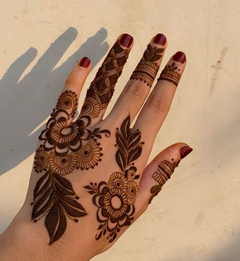 Modern Mendhi Patterns, Eid Mehandi Front Hand, Mailanji Designs Simple, Simple Mehandi Designs Aesthetic Back, Modern Mehndi Designs Aesthetic, Asthetic Mehandi Design For Back Hand, Mailanji Designs, Simple Fancy Mehndi Designs, Fancy Mehandi Designs