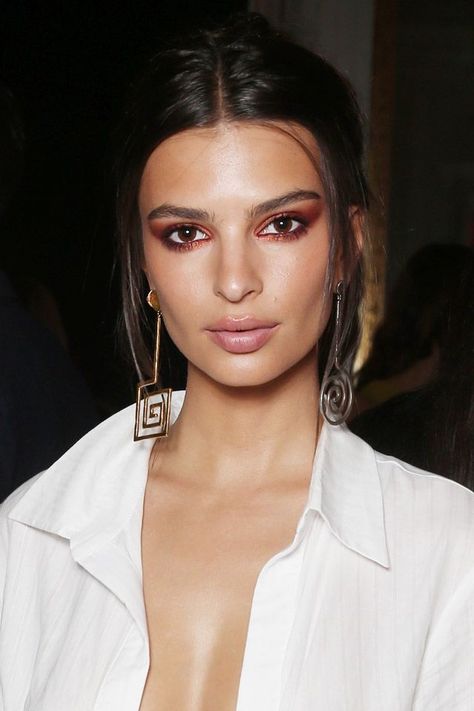 emily ratajkowski Emily Ratajkowski Lipstick, Emily Ratawosky, Makeup Up Close, Warm Makeup, Celebrity Makeup Looks, Imperfection Is Beauty, Beauty Makeup Tutorial, Lipstick Shade, Model Lifestyle