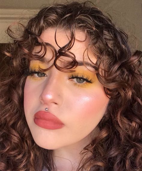 Yellow Eyeshadow Makeup Look, Yellow Natural Makeup, Bright Yellow Eyeshadow Looks, Subtle Yellow Eyeshadow, Orange Yellow Eyeshadow Looks, Yellow Brown Makeup Look, Simple Yellow Eye Makeup, Mustard Yellow Eye Makeup, Yellow And Brown Makeup Looks