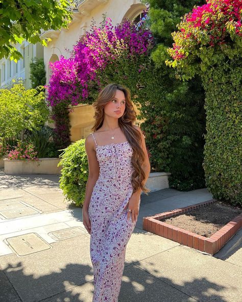 𝐈𝐒𝐀𝐁𝐄𝐋𝐀 (@belajuliana_) • Instagram photos and videos Pose Mode, Dream Wishlist, Cheer Poses, Modest Casual Outfits, Summer Poses, Creative Poses, Stylish Photo Pose, Best Poses For Pictures, Standing Poses