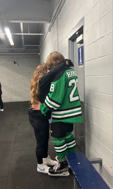 Hockey Bf Aesthetic, Hockey Girlfriend Aesthetic, Cute Hockey Couples, Ice Hockey Boyfriend, Hockey Girlfriend Outfits, Hockey Boyfriend Aesthetic, Hockey Relationship, Hockey Couple Goals, Nhl Wag