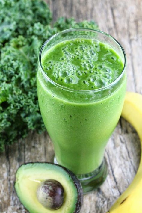 Reverse Your Fatty Liver Kale Detox Smoothie - Reverse Your Fatty Liver Recipes Paleo Smoothie Recipes, Avocado Banana Smoothie, Smoothie Kale, Yummy Green Smoothie, Smoothie Fruit, Healthy Paleo Recipes, Overnight Oat, Kale Smoothie, Avocado Banana