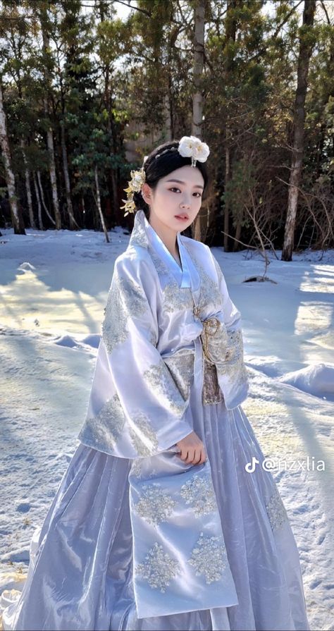 Traditional Hanbok Woman, Jennie Hanbok, Hanbok Traditional Princess, Korean Traditional Dress Royal, Korean Hanbok Princesses, Hanbok Traditional, Edit Pic, Modern Hanbok, Korean Traditional Dress