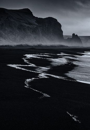 Kollage Konst, Vintage Foto's, Have Inspiration, Black Sand Beach, Black And White Aesthetic, Black Sand, White Photo, Fotografi Potret, White Aesthetic