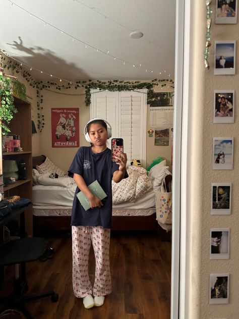 Cozy pj headphones outfit inspo How To Style Pj Pants, Pj Outfit Ideas, Pj Pants Outfit, Spirit Weeks, Headphones Outfit, Headphone Outfit, Pj Outfit, All White Room, Spirit Week