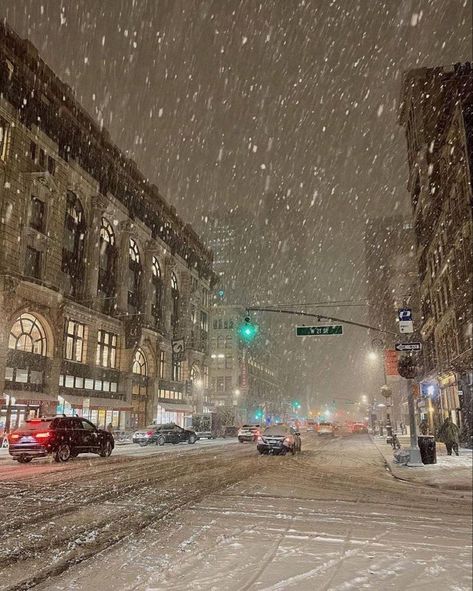 snowy city aesthetic. winter in nyc. new york city winter aesthetic. Snowy City, Winter Board, Winter Nyc, Christmas Dreaming, Christmas Vibe, Wallpaper Themes, Nyc Christmas, Nyc Aesthetic, Winter Vibes